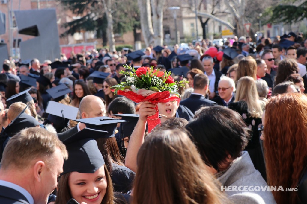 FPMOZ: Pogledajte kako je bilo nakon dodjela diploma ispred Hrvatskog doma Herceg Stjepan Kosača