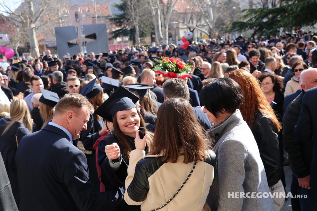 FPMOZ: Pogledajte kako je bilo nakon dodjela diploma ispred Hrvatskog doma Herceg Stjepan Kosača