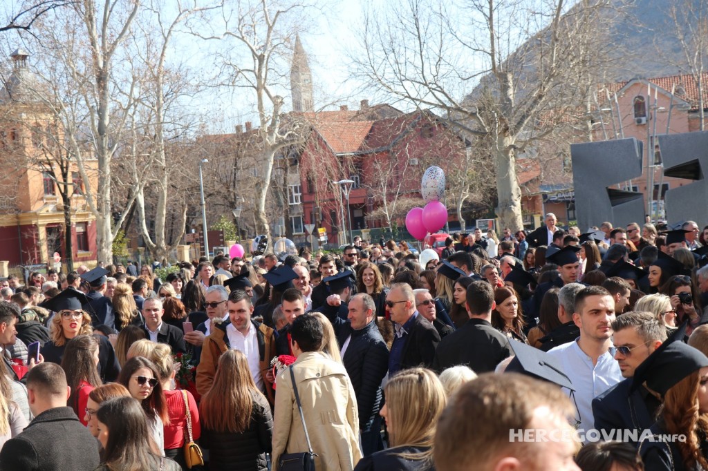 FPMOZ: Pogledajte kako je bilo nakon dodjela diploma ispred Hrvatskog doma Herceg Stjepan Kosača