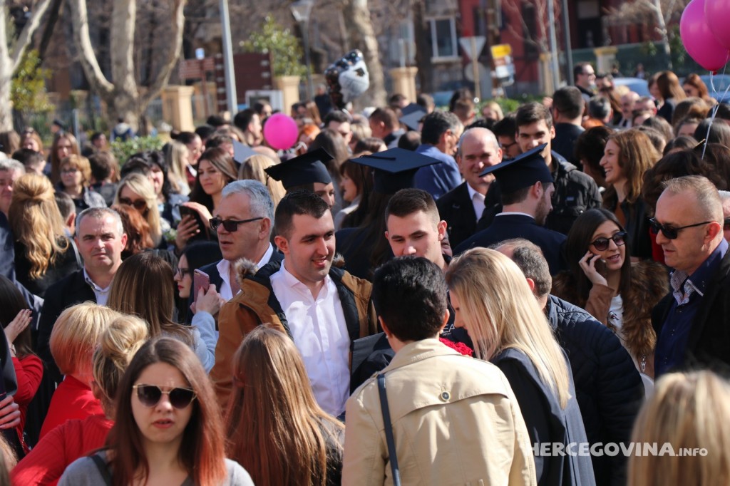 FPMOZ: Pogledajte kako je bilo nakon dodjela diploma ispred Hrvatskog doma Herceg Stjepan Kosača
