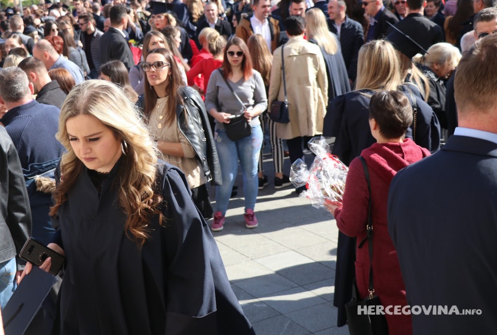 FPMOZ: Pogledajte kako je bilo nakon dodjela diploma ispred Hrvatskog doma Herceg Stjepan Kosača