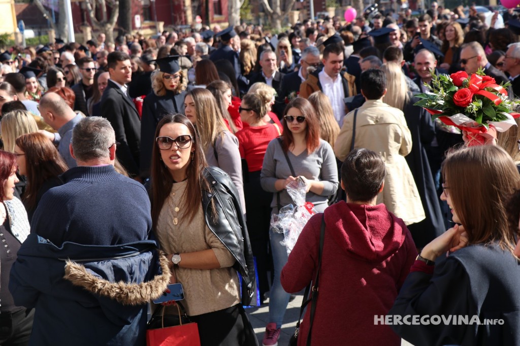 FPMOZ: Pogledajte kako je bilo nakon dodjela diploma ispred Hrvatskog doma Herceg Stjepan Kosača
