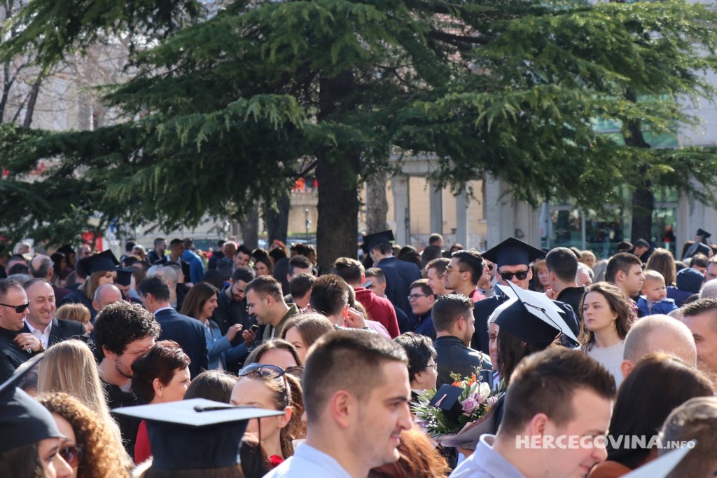 FPMOZ: Pogledajte kako je bilo nakon dodjela diploma ispred Hrvatskog doma Herceg Stjepan Kosača