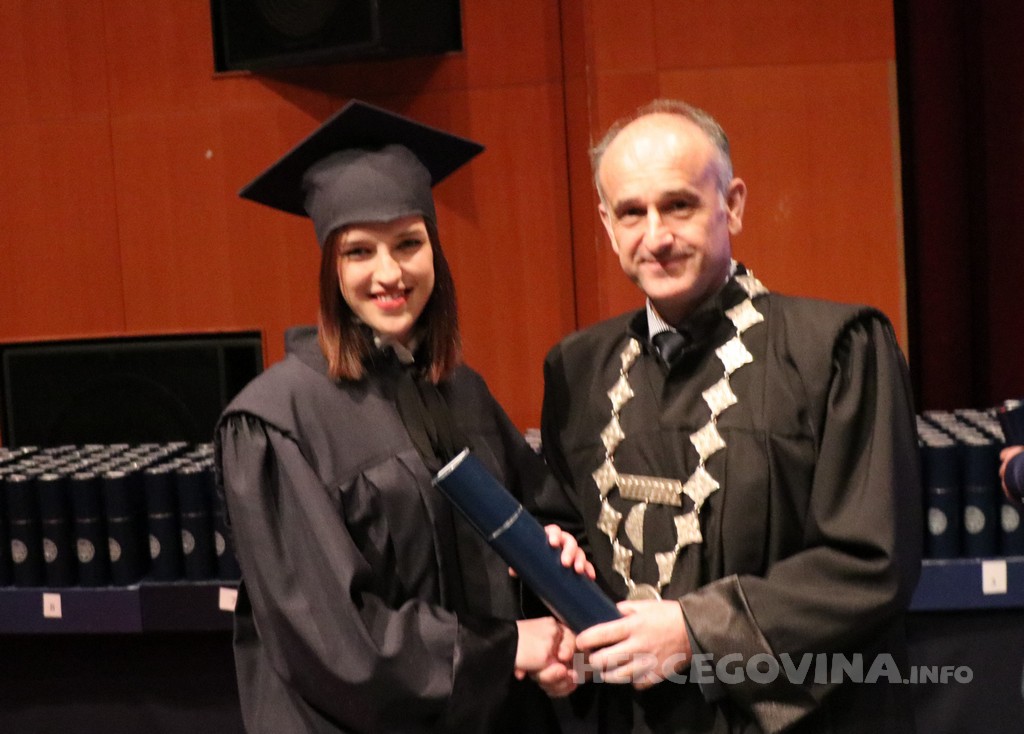 FPMOZ: Pogledajte tko je sve jučer dobio diplomu na svečanoj promociji diplomanata