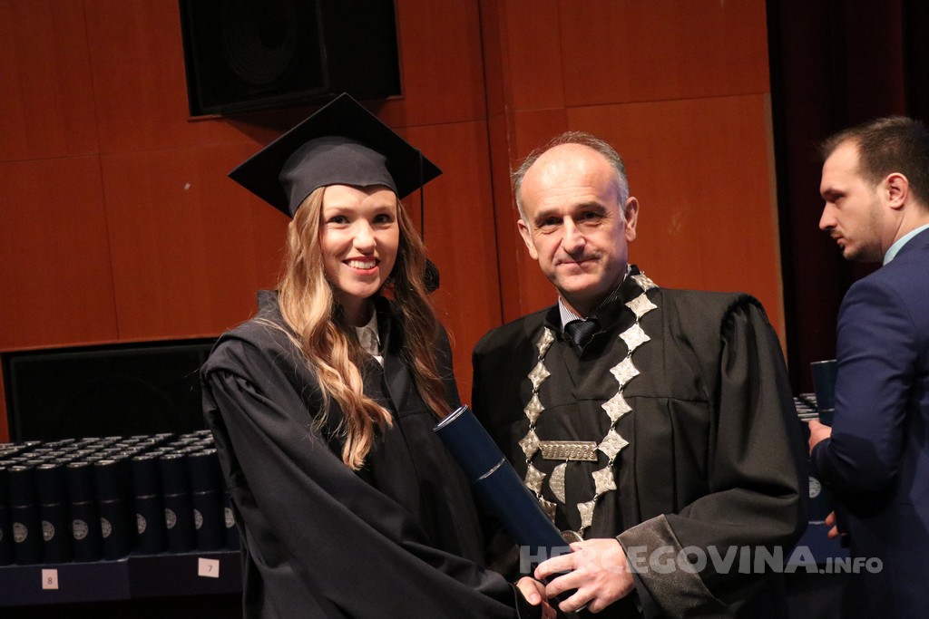 FPMOZ: Pogledajte tko je sve jučer dobio diplomu na svečanoj promociji diplomanata