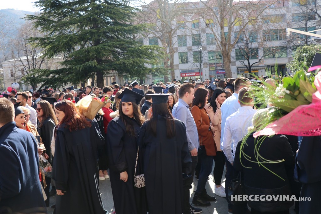 FPMOZ: Pogledajte kako je bilo nakon dodjela diploma ispred Hrvatskog doma Herceg Stjepan Kosača