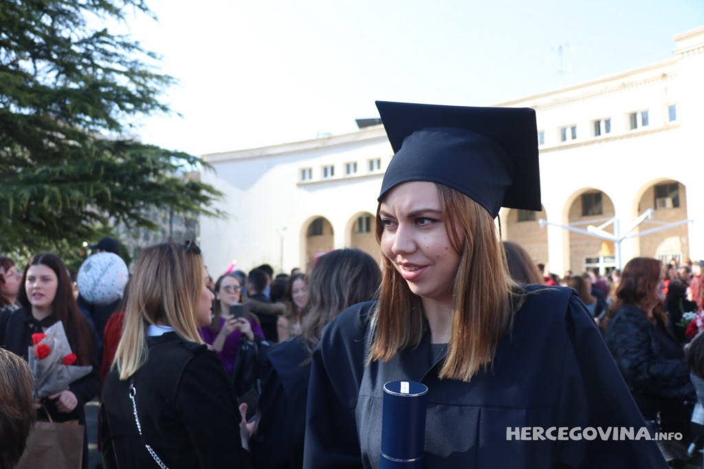 FPMOZ: Pogledajte kako je bilo nakon dodjela diploma ispred Hrvatskog doma Herceg Stjepan Kosača