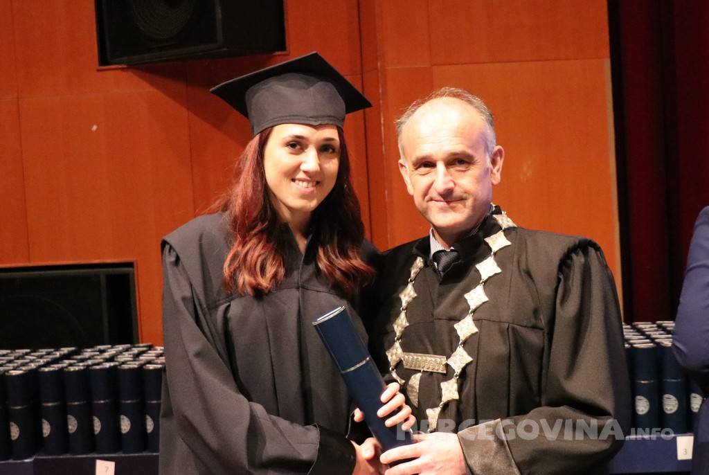 FPMOZ: Pogledajte tko je sve jučer dobio diplomu na svečanoj promociji diplomanata