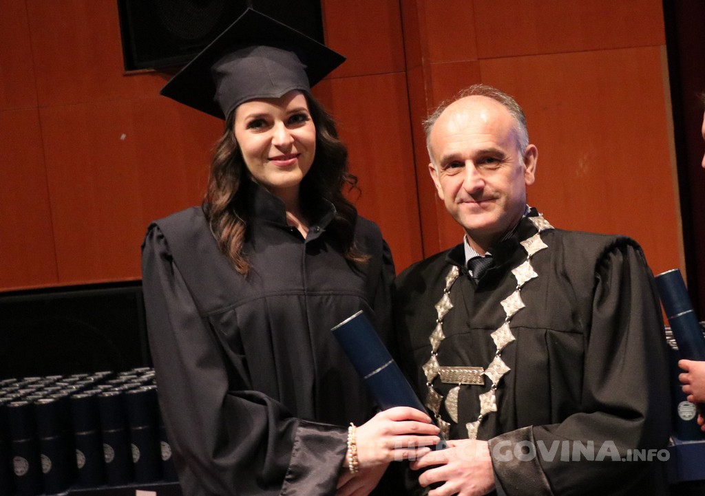 FPMOZ: Pogledajte tko je sve jučer dobio diplomu na svečanoj promociji diplomanata