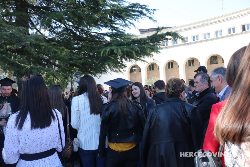 FPMOZ: Pogledajte kako je bilo nakon dodjela diploma ispred Hrvatskog doma Herceg Stjepan Kosača