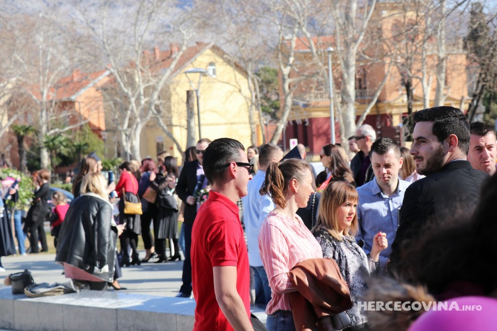 FPMOZ: Pogledajte kako je bilo nakon dodjela diploma ispred Hrvatskog doma Herceg Stjepan Kosača