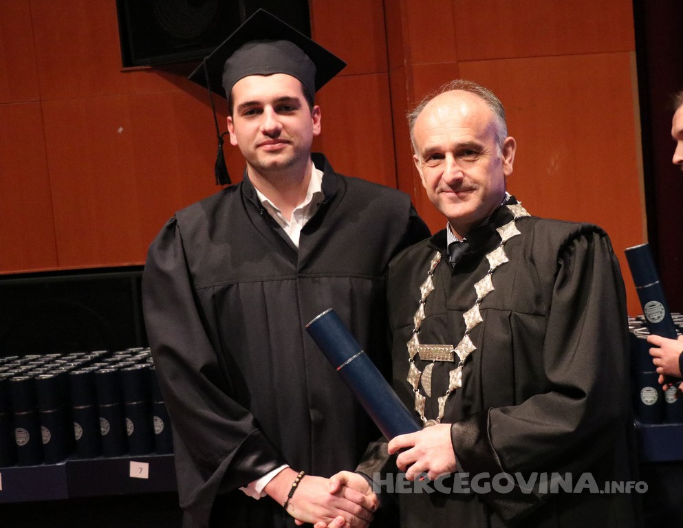 FPMOZ: Pogledajte tko je sve jučer dobio diplomu na svečanoj promociji diplomanata