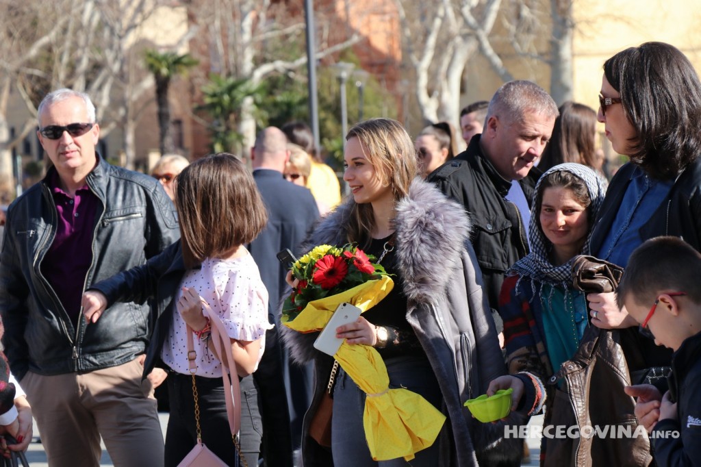 FPMOZ: Pogledajte kako je bilo nakon dodjela diploma ispred Hrvatskog doma Herceg Stjepan Kosača