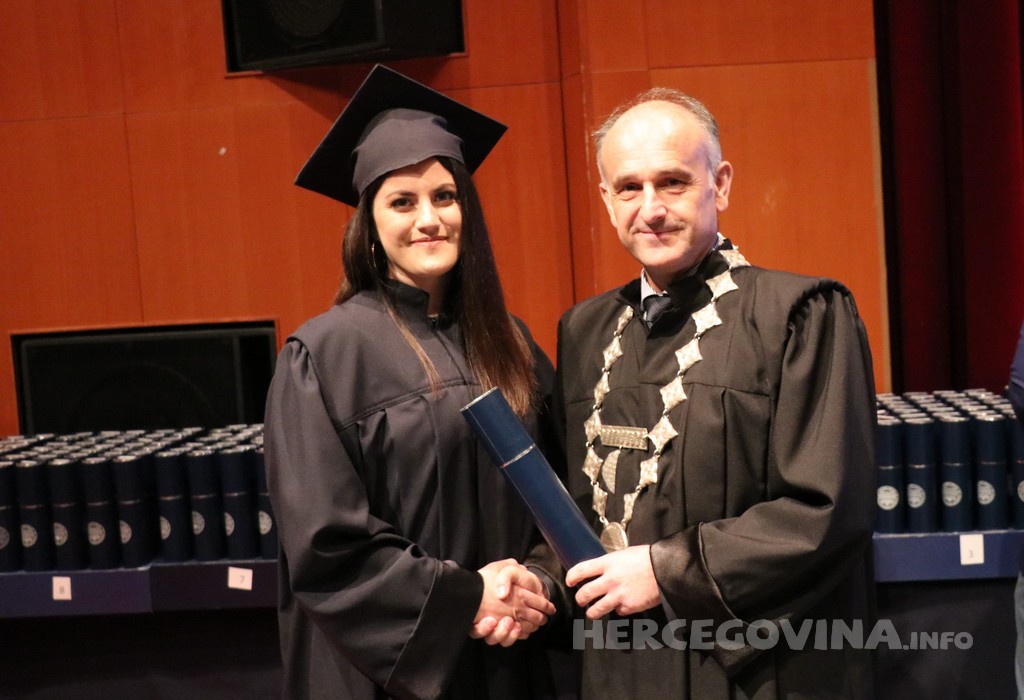 FPMOZ: Pogledajte tko je sve jučer dobio diplomu na svečanoj promociji diplomanata