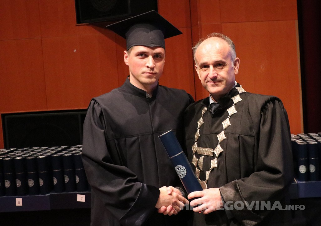 FPMOZ: Pogledajte tko je sve jučer dobio diplomu na svečanoj promociji diplomanata