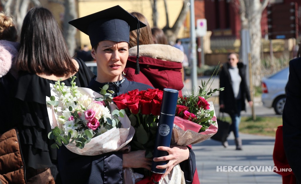 FPMOZ: Pogledajte kako je bilo nakon dodjela diploma ispred Hrvatskog doma Herceg Stjepan Kosača