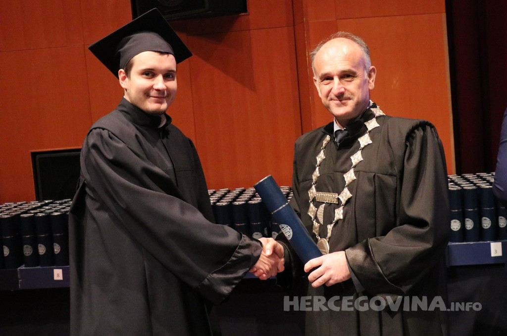 FPMOZ: Pogledajte tko je sve jučer dobio diplomu na svečanoj promociji diplomanata