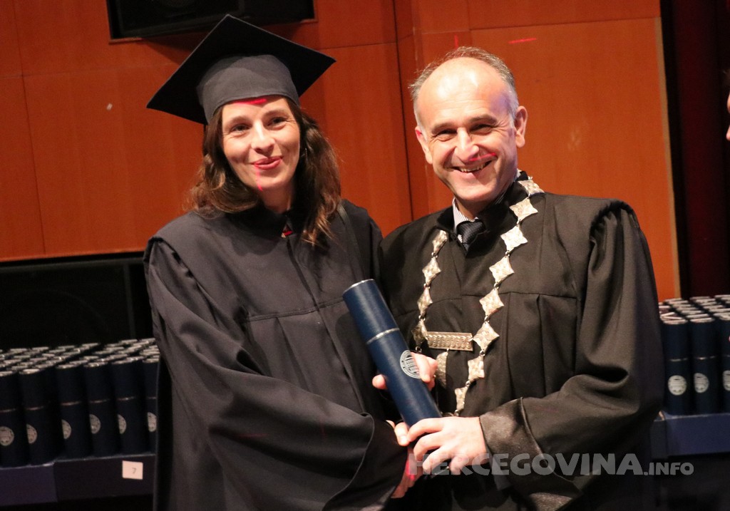 FPMOZ: Pogledajte tko je sve jučer dobio diplomu na svečanoj promociji diplomanata