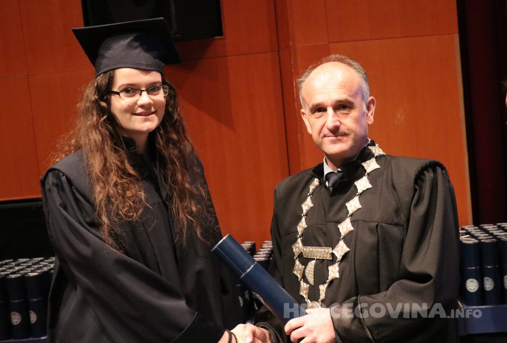 FPMOZ: Pogledajte tko je sve jučer dobio diplomu na svečanoj promociji diplomanata