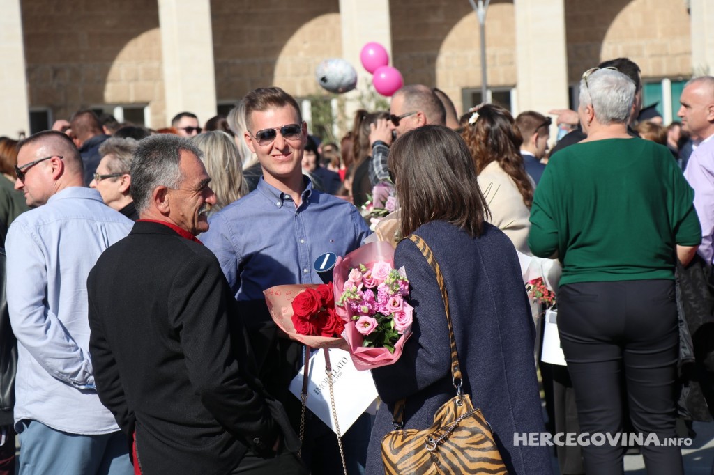 FPMOZ: Pogledajte kako je bilo nakon dodjela diploma ispred Hrvatskog doma Herceg Stjepan Kosača