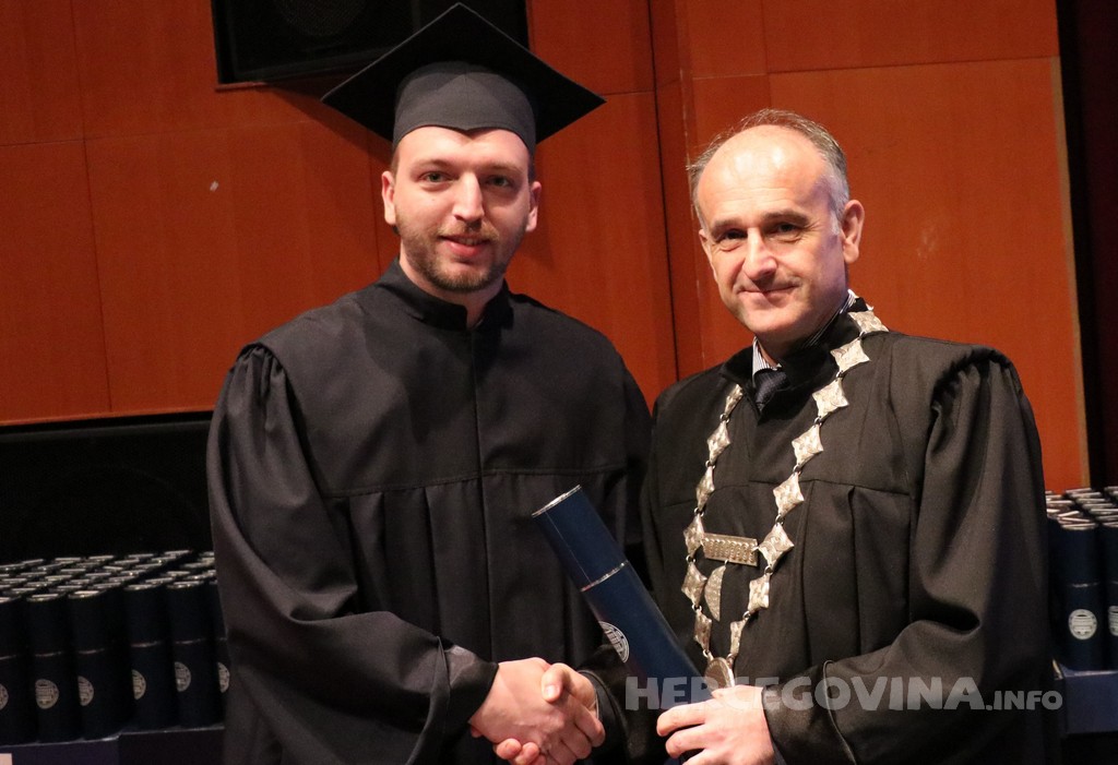 FPMOZ: Pogledajte tko je sve jučer dobio diplomu na svečanoj promociji diplomanata