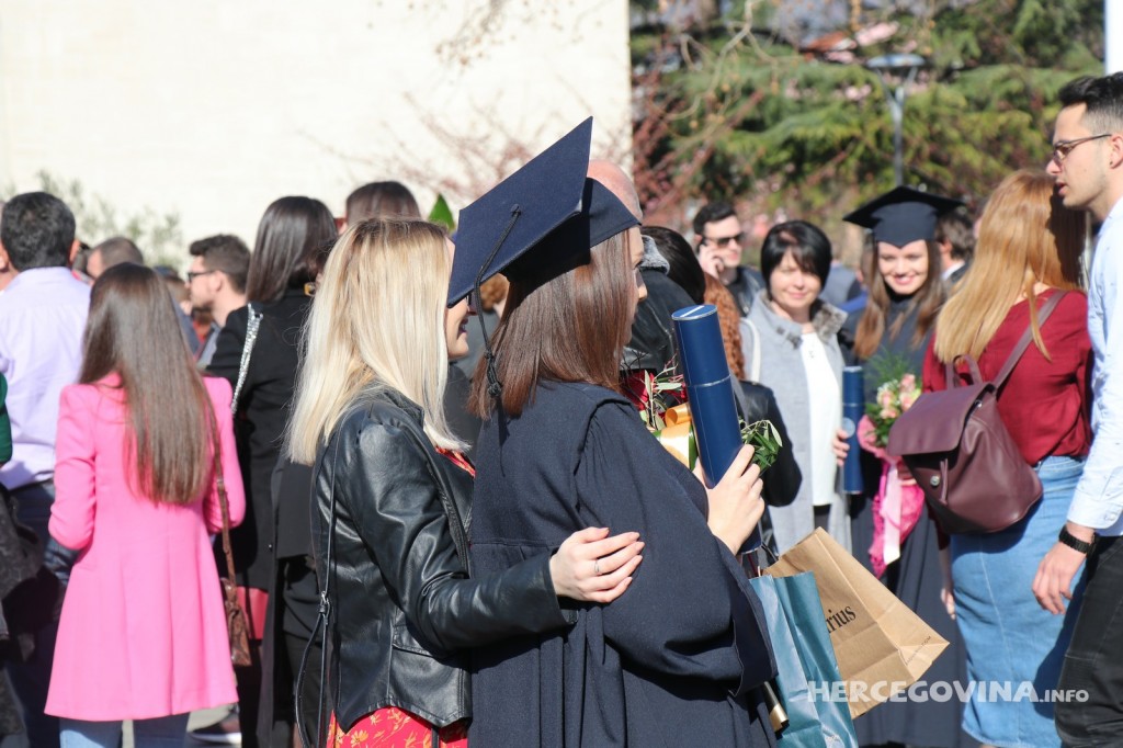FPMOZ: Pogledajte kako je bilo nakon dodjela diploma ispred Hrvatskog doma Herceg Stjepan Kosača