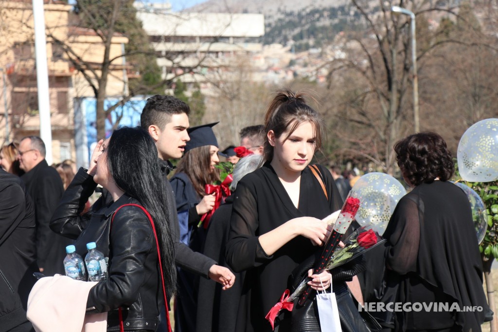 FPMOZ: Pogledajte kako je bilo nakon dodjela diploma ispred Hrvatskog doma Herceg Stjepan Kosača