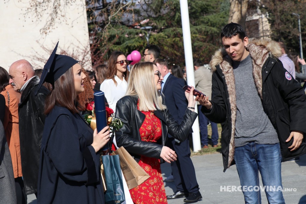 FPMOZ: Pogledajte kako je bilo nakon dodjela diploma ispred Hrvatskog doma Herceg Stjepan Kosača