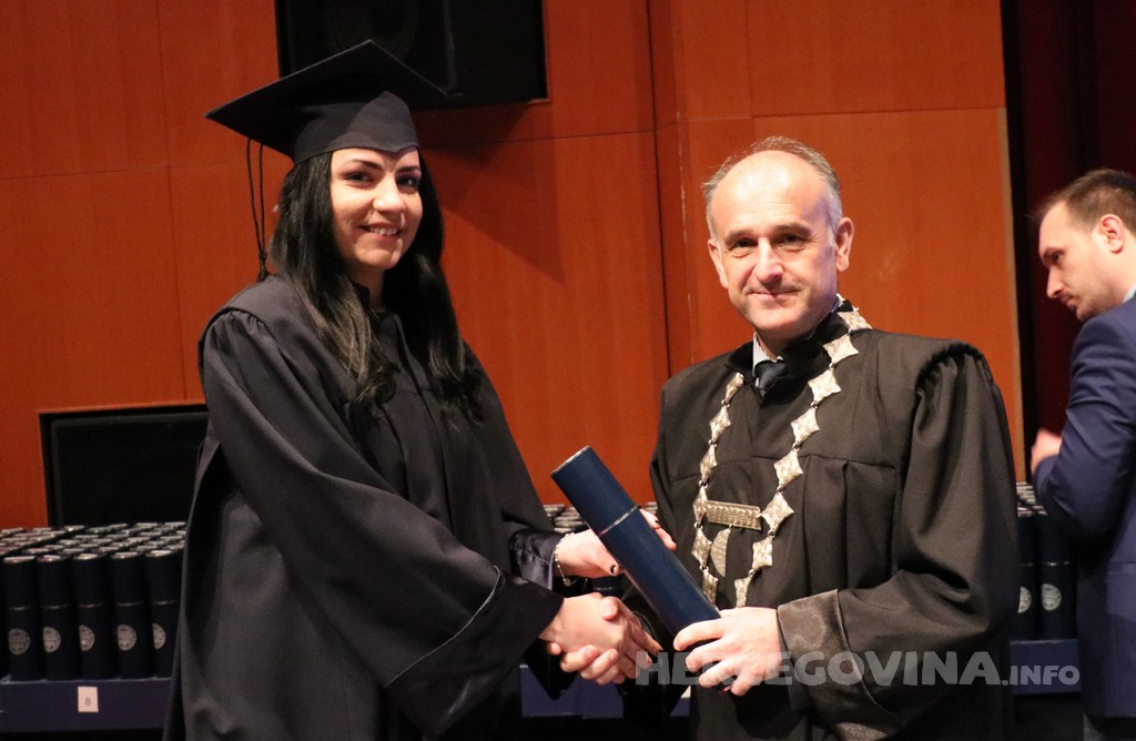 FPMOZ: Pogledajte tko je sve jučer dobio diplomu na svečanoj promociji diplomanata