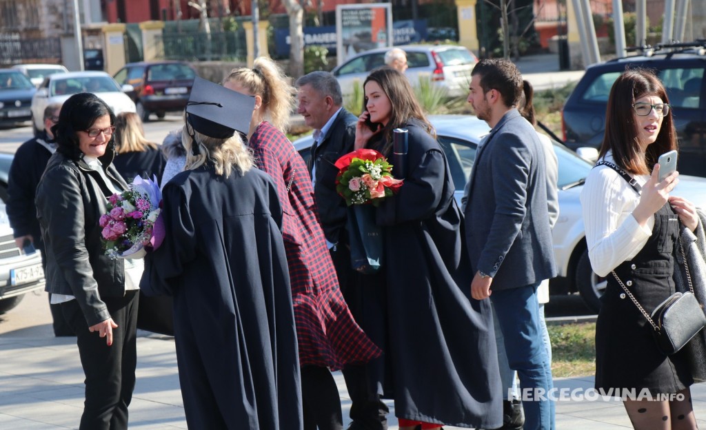 FPMOZ: Pogledajte kako je bilo nakon dodjela diploma ispred Hrvatskog doma Herceg Stjepan Kosača