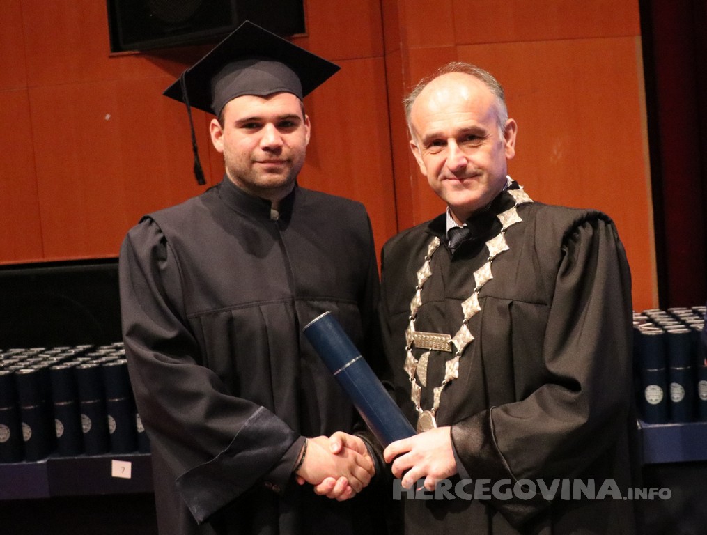 FPMOZ: Pogledajte tko je sve jučer dobio diplomu na svečanoj promociji diplomanata