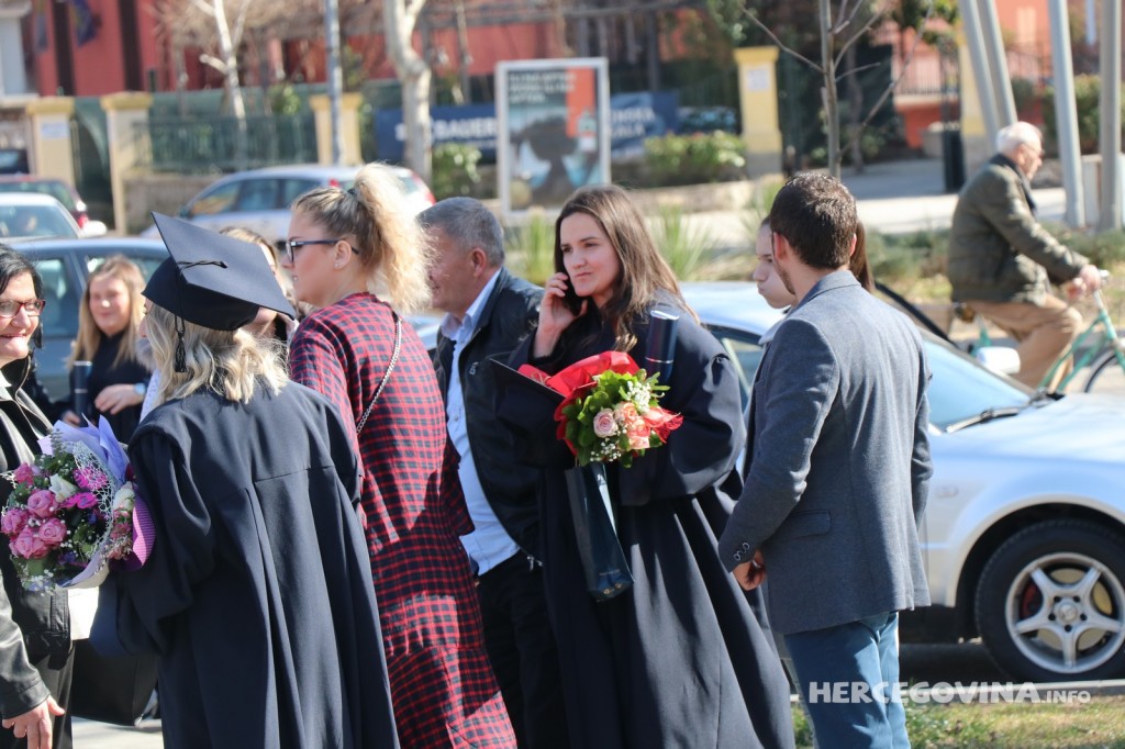 FPMOZ: Pogledajte kako je bilo nakon dodjela diploma ispred Hrvatskog doma Herceg Stjepan Kosača