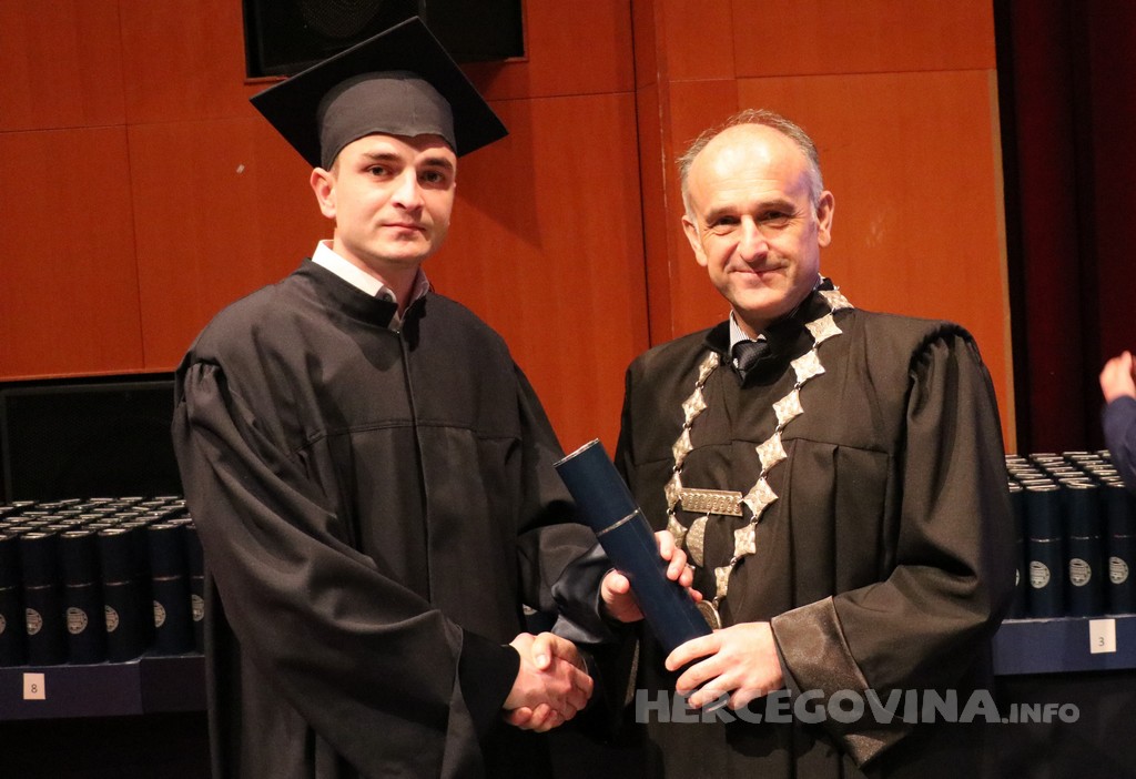 FPMOZ: Pogledajte tko je sve jučer dobio diplomu na svečanoj promociji diplomanata