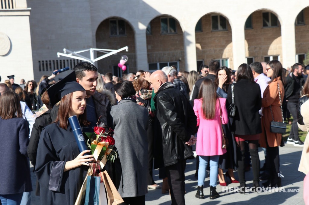 FPMOZ: Pogledajte kako je bilo nakon dodjela diploma ispred Hrvatskog doma Herceg Stjepan Kosača