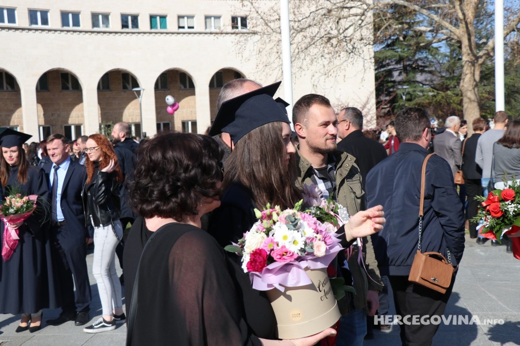 FPMOZ: Pogledajte kako je bilo nakon dodjela diploma ispred Hrvatskog doma Herceg Stjepan Kosača