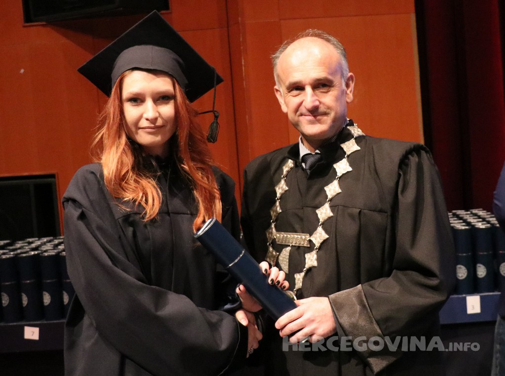 FPMOZ: Pogledajte tko je sve jučer dobio diplomu na svečanoj promociji diplomanata