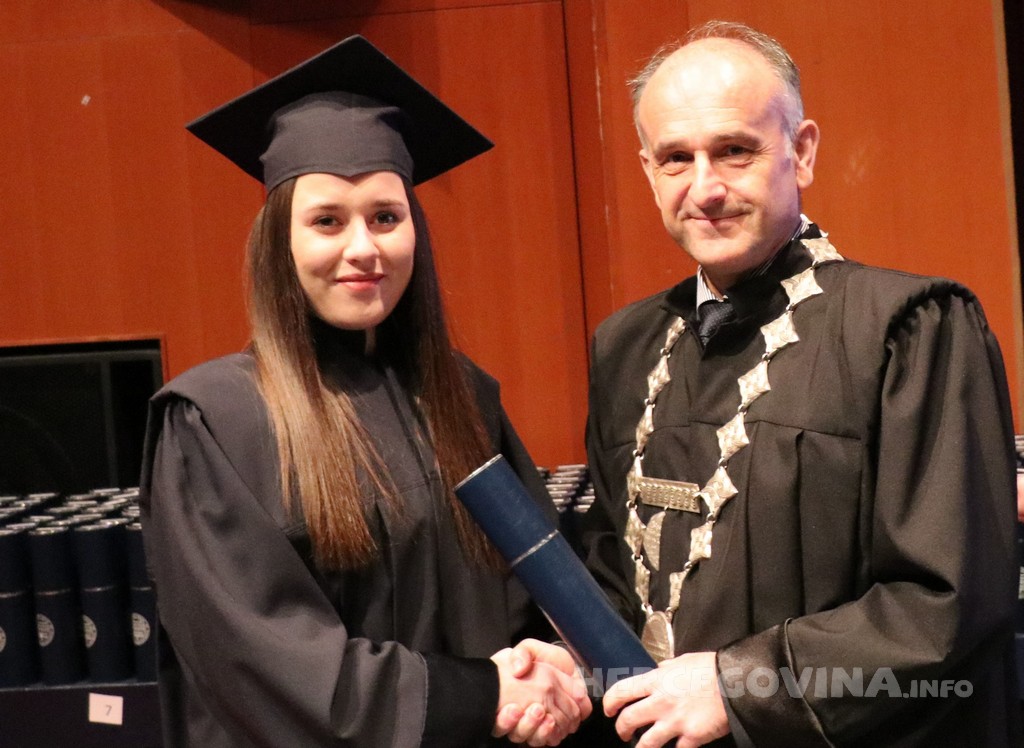 FPMOZ: Pogledajte tko je sve jučer dobio diplomu na svečanoj promociji diplomanata