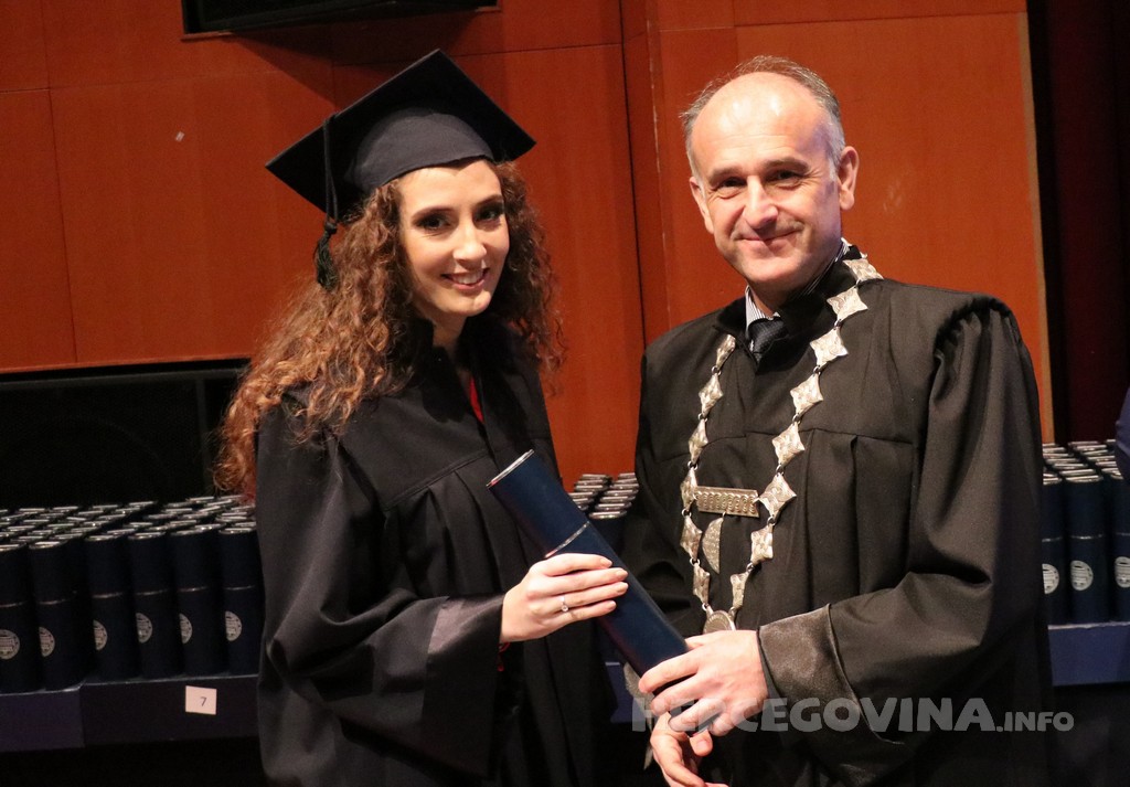 FPMOZ: Pogledajte tko je sve jučer dobio diplomu na svečanoj promociji diplomanata