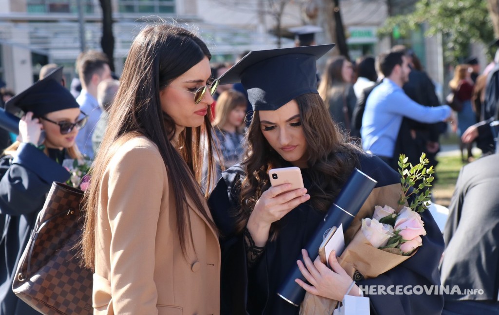 FPMOZ: Pogledajte kako je bilo nakon dodjela diploma ispred Hrvatskog doma Herceg Stjepan Kosača