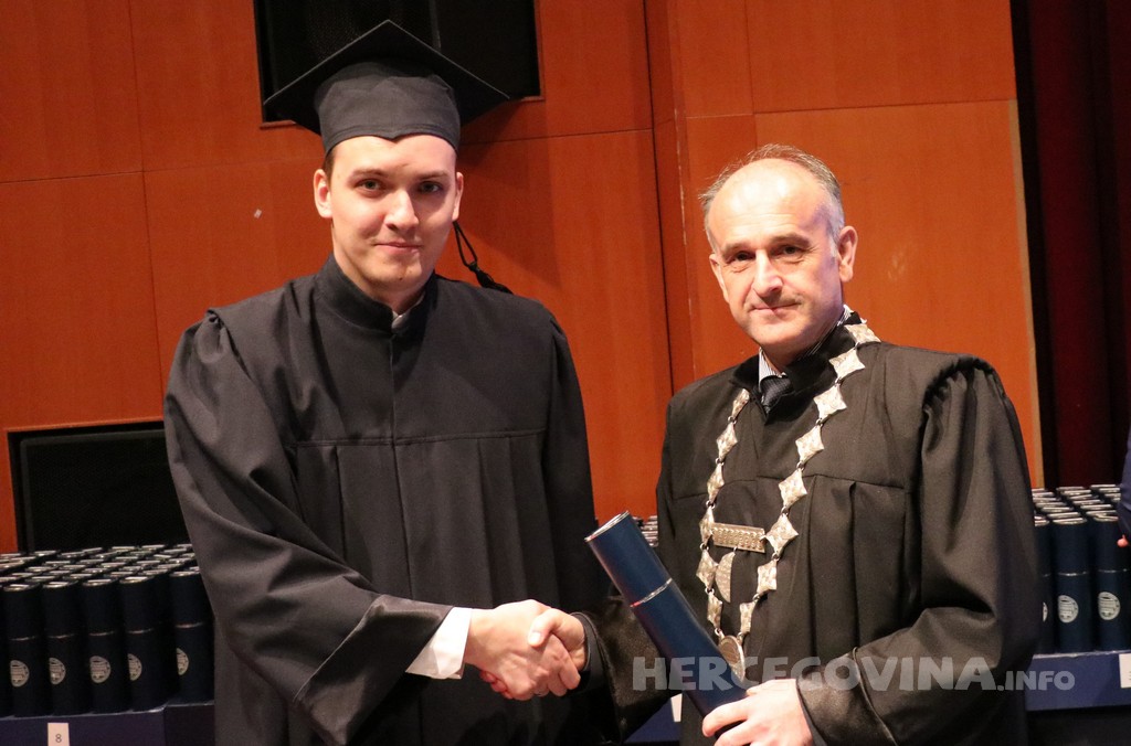 FPMOZ: Pogledajte tko je sve jučer dobio diplomu na svečanoj promociji diplomanata