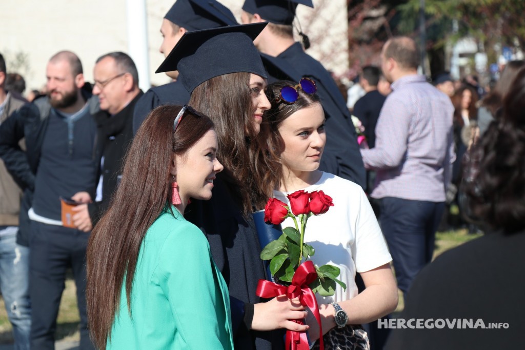 FPMOZ: Pogledajte kako je bilo nakon dodjela diploma ispred Hrvatskog doma Herceg Stjepan Kosača