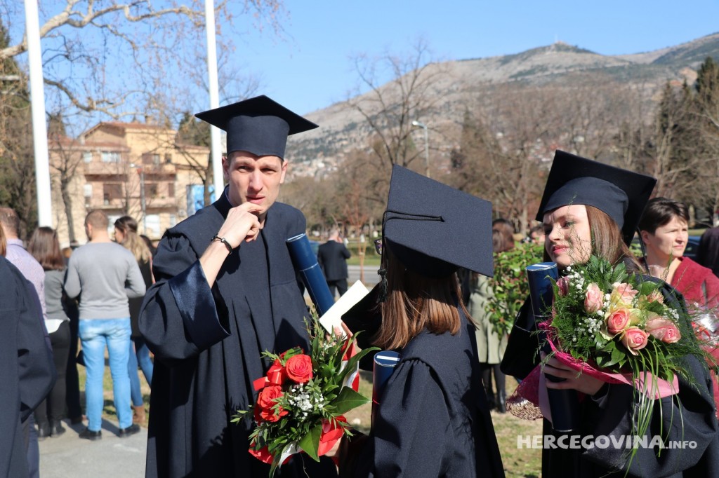 FPMOZ: Pogledajte kako je bilo nakon dodjela diploma ispred Hrvatskog doma Herceg Stjepan Kosača