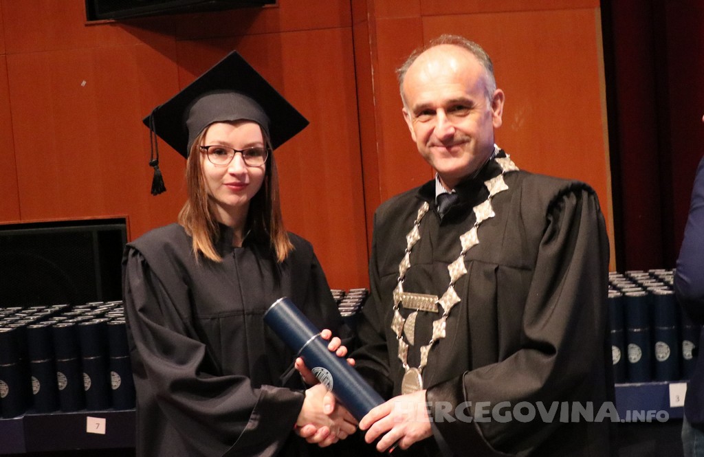 FPMOZ: Pogledajte tko je sve jučer dobio diplomu na svečanoj promociji diplomanata