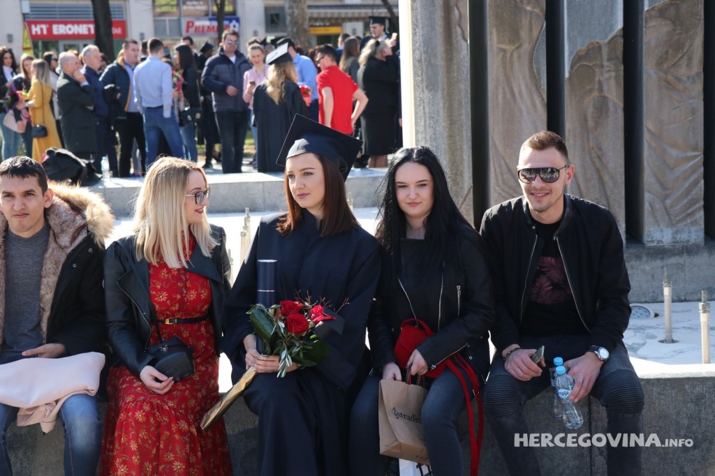 FPMOZ: Pogledajte kako je bilo nakon dodjela diploma ispred Hrvatskog doma Herceg Stjepan Kosača