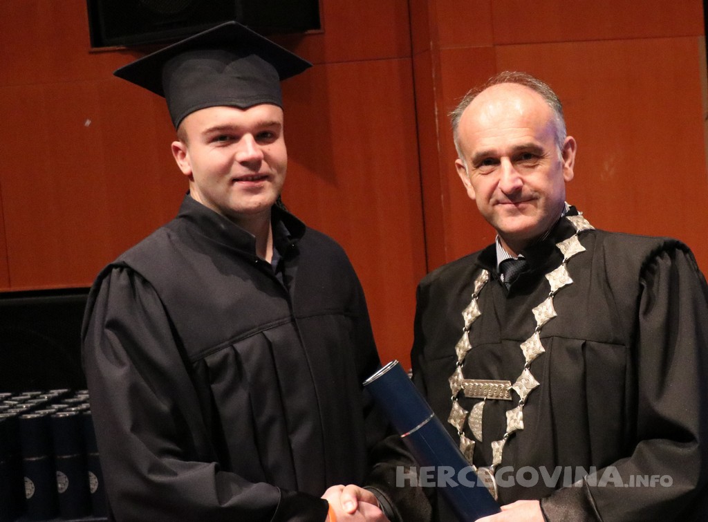 FPMOZ: Pogledajte tko je sve jučer dobio diplomu na svečanoj promociji diplomanata