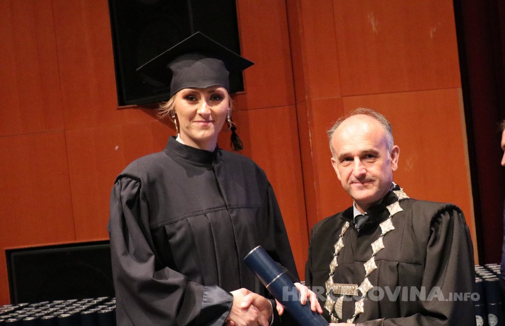 FPMOZ: Pogledajte tko je sve jučer dobio diplomu na svečanoj promociji diplomanata