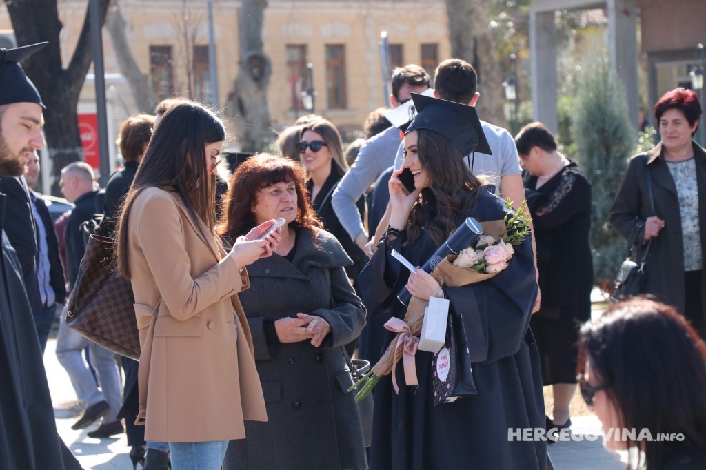 FPMOZ: Pogledajte kako je bilo nakon dodjela diploma ispred Hrvatskog doma Herceg Stjepan Kosača