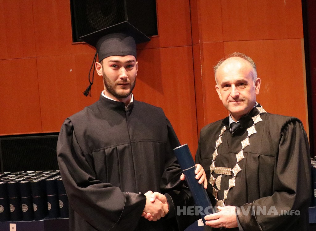 FPMOZ: Pogledajte tko je sve jučer dobio diplomu na svečanoj promociji diplomanata