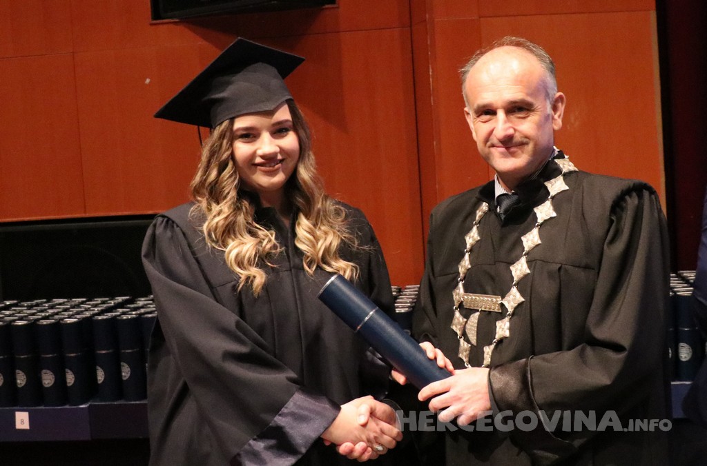 FPMOZ: Pogledajte tko je sve jučer dobio diplomu na svečanoj promociji diplomanata