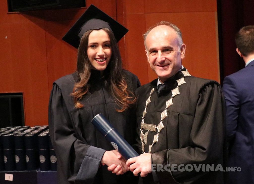 FPMOZ: Pogledajte tko je sve jučer dobio diplomu na svečanoj promociji diplomanata